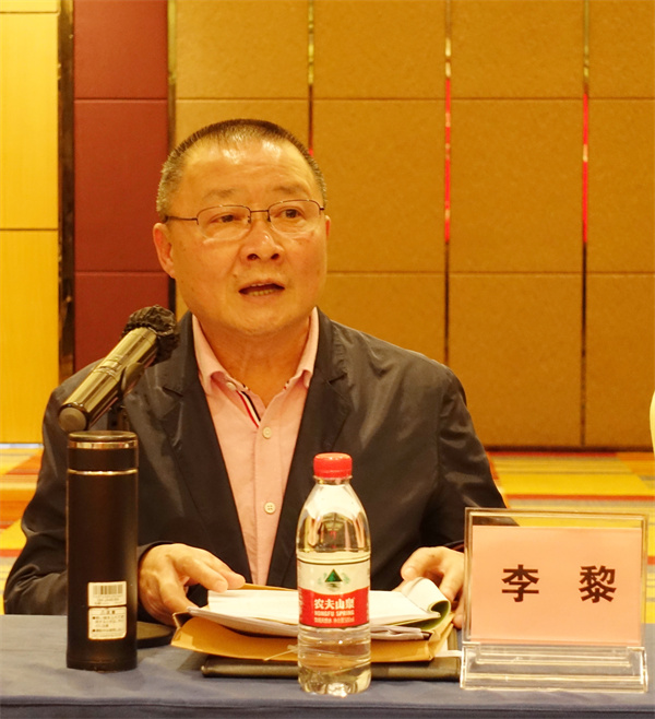 李黎常务副会长主持会议.jpg