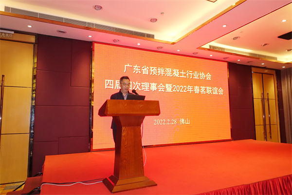 房先宜常务副秘书长向理事会提交议案.jpg